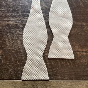 Brooks Brothers 346 Bow Tie Mens Gray/Ivory Silk Adjustable‎